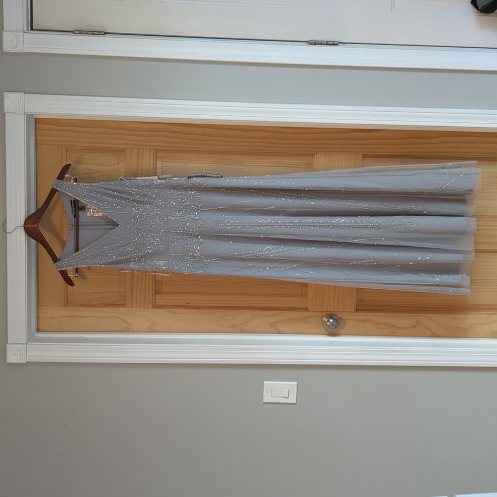 Papell studio size US 6 beaded silver elegant gown, new with tags, never worn